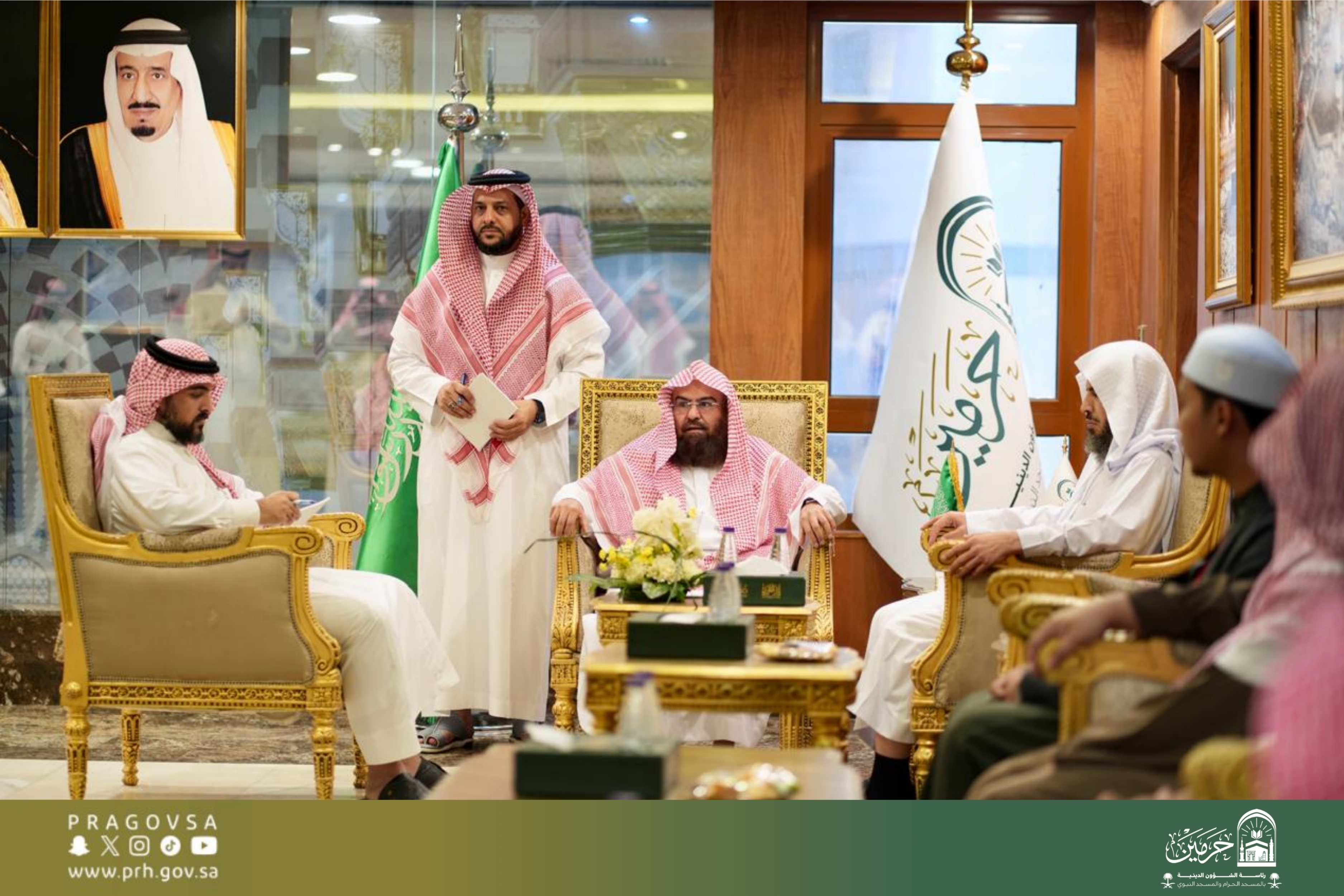 معالي الشيخ السديس يستقبل المستفيدين ويؤكد استمرار تطوير الخدمات الدينية